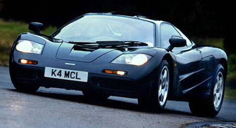 1997 McLaren F1 na estrada preta