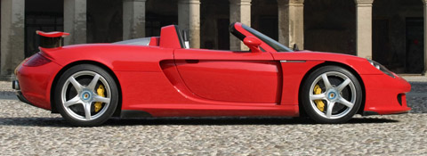 Red Porsche Carrera GT vista lateral