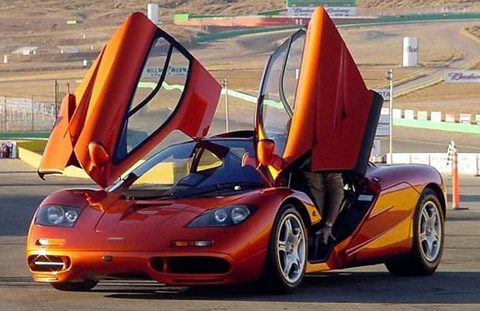 McLaren F1 Оранжевый с открытыми дверями