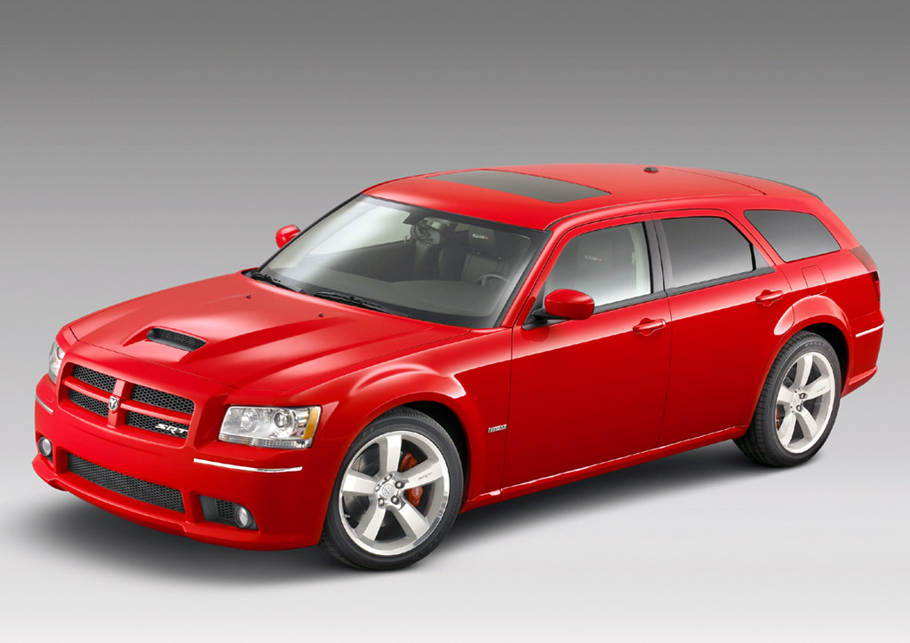 The Dodge Magnum SRT-8 features 20-inch aluminum wheels wrapped with F1 