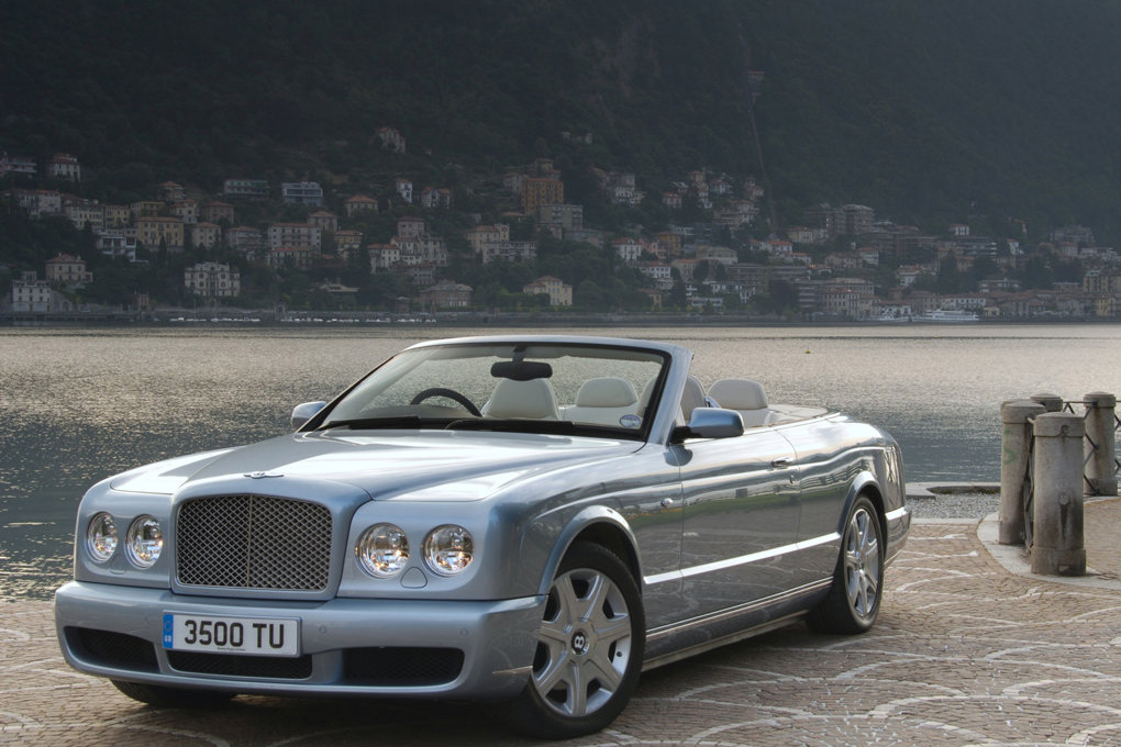 British automaker Bentley Motors Limited premiered a large fourseater 