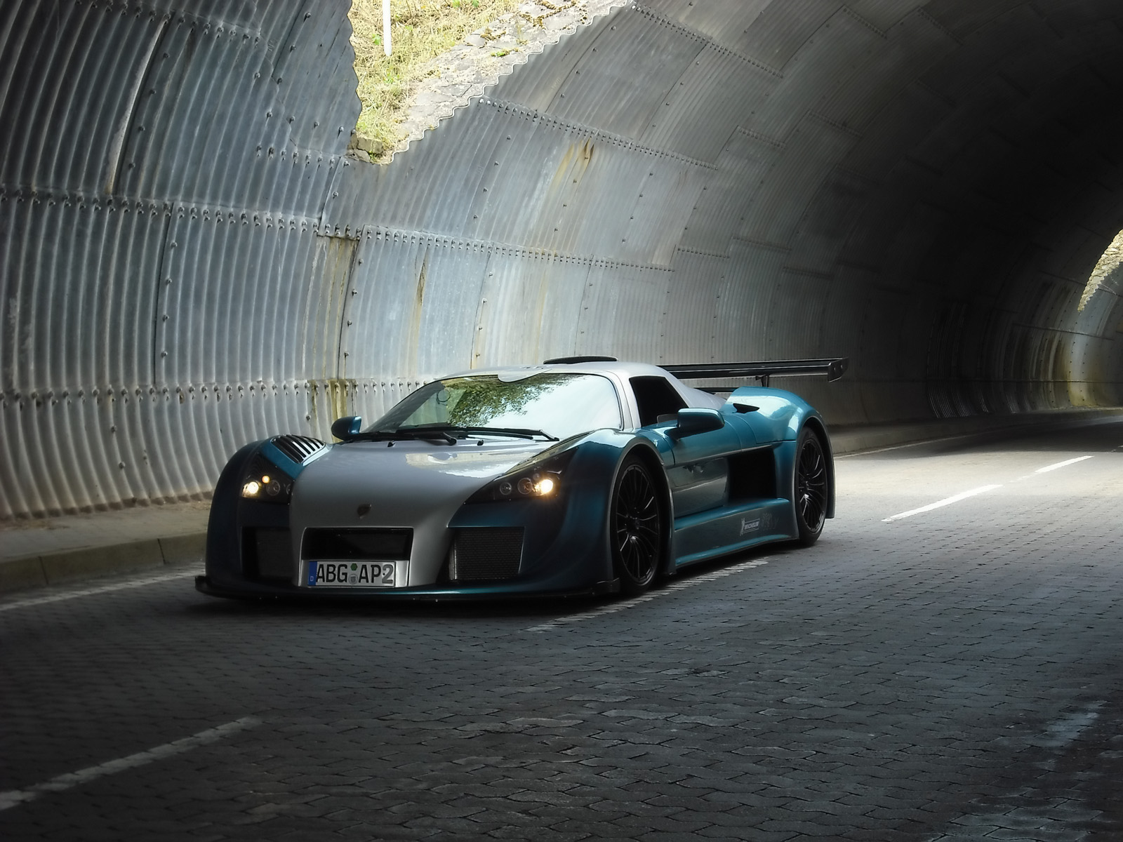 2009-Gumpert-Apollo-Sport-Nurburgring-Lap-Record-front-view.jpg