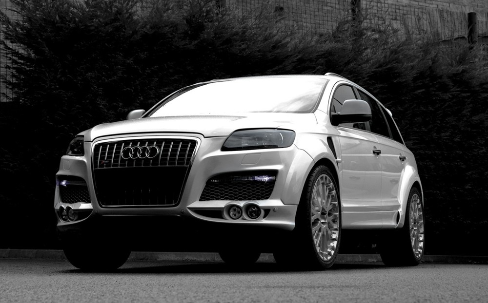 The modified Audi Q7 features 22inch KAHN RSX Wheels KAHN Wide Arced 