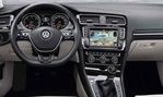 2014-Volkswagen-Golf-Variant-up-front 1