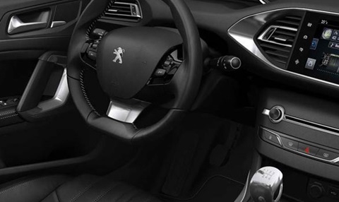 2014-Peugeot-308-indoors C