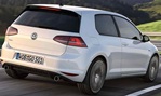 2014-Volkswagen-Golf-GTI-comin-down 3