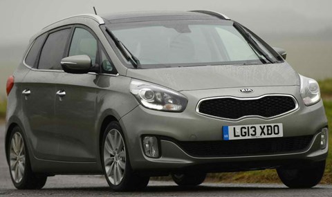 2013-Kia-Carens-in-the-rain A