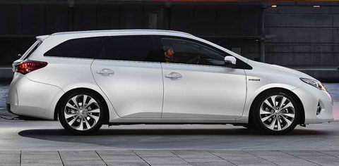 2013-Toyota-Auris-Touring-Sports-at-rest-B