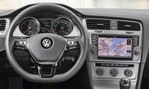 2014-Volkswagen-Golf-TDI-BlueMotion-inside-3