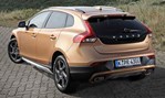 2014-Volvo-V40-Cross-Country-along-the-coast 1