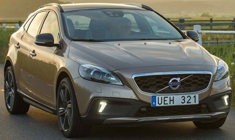 2014-Volvo-V40-Cross-Country-from-the-farm A