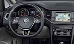 2013-Volkswagen-Golf-Sportsvan-Concept-cockpit 1