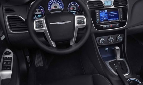 2014-Chrysler-200-Convertible-cockpit C