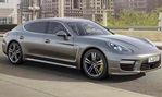 2014-Porsche-Panamera-Turbo-S-city-driving 3