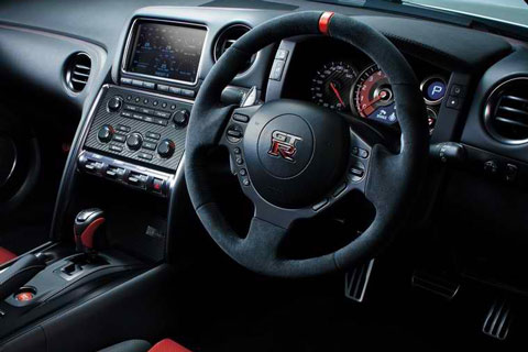2015-Nissan-GT-R-Nismo-cockpit-B