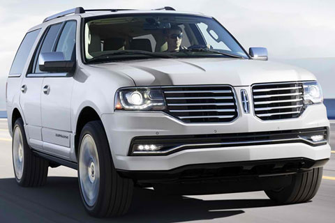 2015-Lincoln-Navigator-on-the-road-A