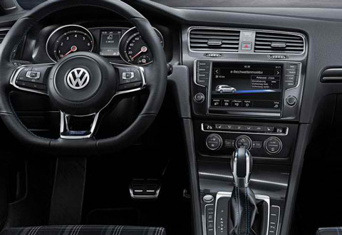 2015-Volkswagen-Golf-GTE-indoors-C