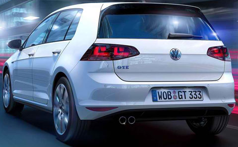 2015-Volkswagen-Golf-GTE-zooming-past-B