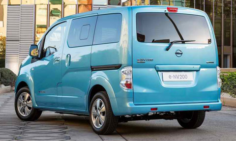 2015-Nissan-e-NV200-at-the-building-C